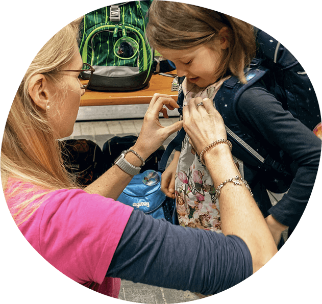 ergobag videoberatung-frau-stellt-rucksack-am-kind-ein home-teaser