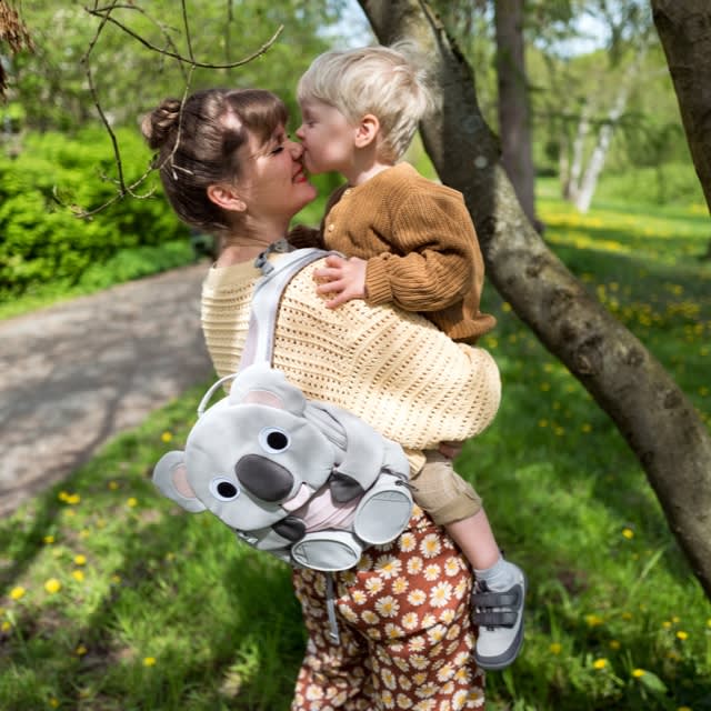 affenzahn-hero-half-image-kindergarten-start-rucksack-kleiner-grosser-freund-wegbegleiter-02-xs