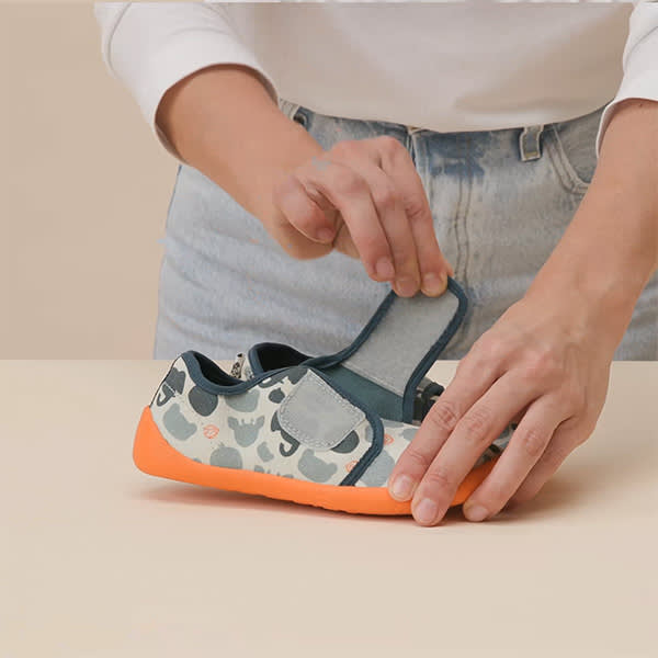 1x1-no-text-Kinderleichter-Verschluss-Hausschuh-Baumwolle-Movy preview