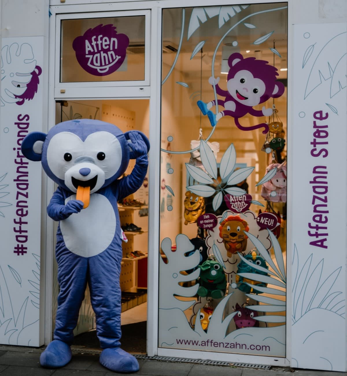 affenzahn-popup-store-event-affenzahn-maskottchen-ziehzunge