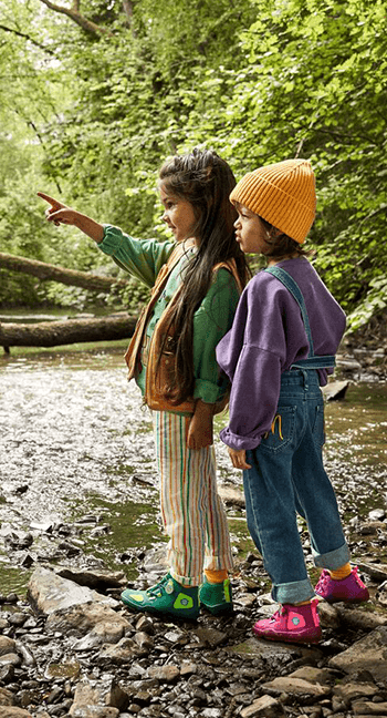 affenzahn-wasserdichte-schuhe-trail-explorer-kids-in-the-forestpng