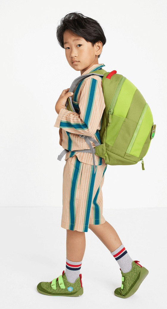 affenzahn Rucksack-Daydreamer-Listing-Junge-mit-gruenem-Drachenrucksack (1)