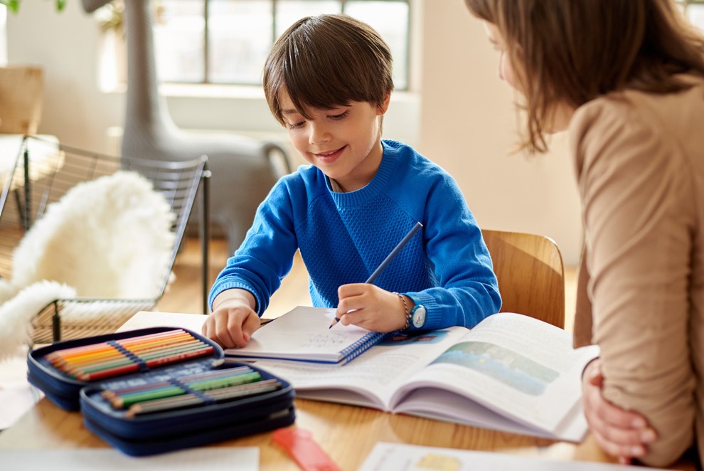 ergobag-tipps-zur-einschulung-junge-mit-mutter