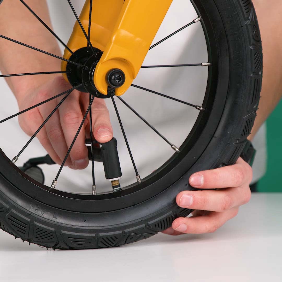 xs-affenzahn-pushbike-reifen-aufpumpen-poster