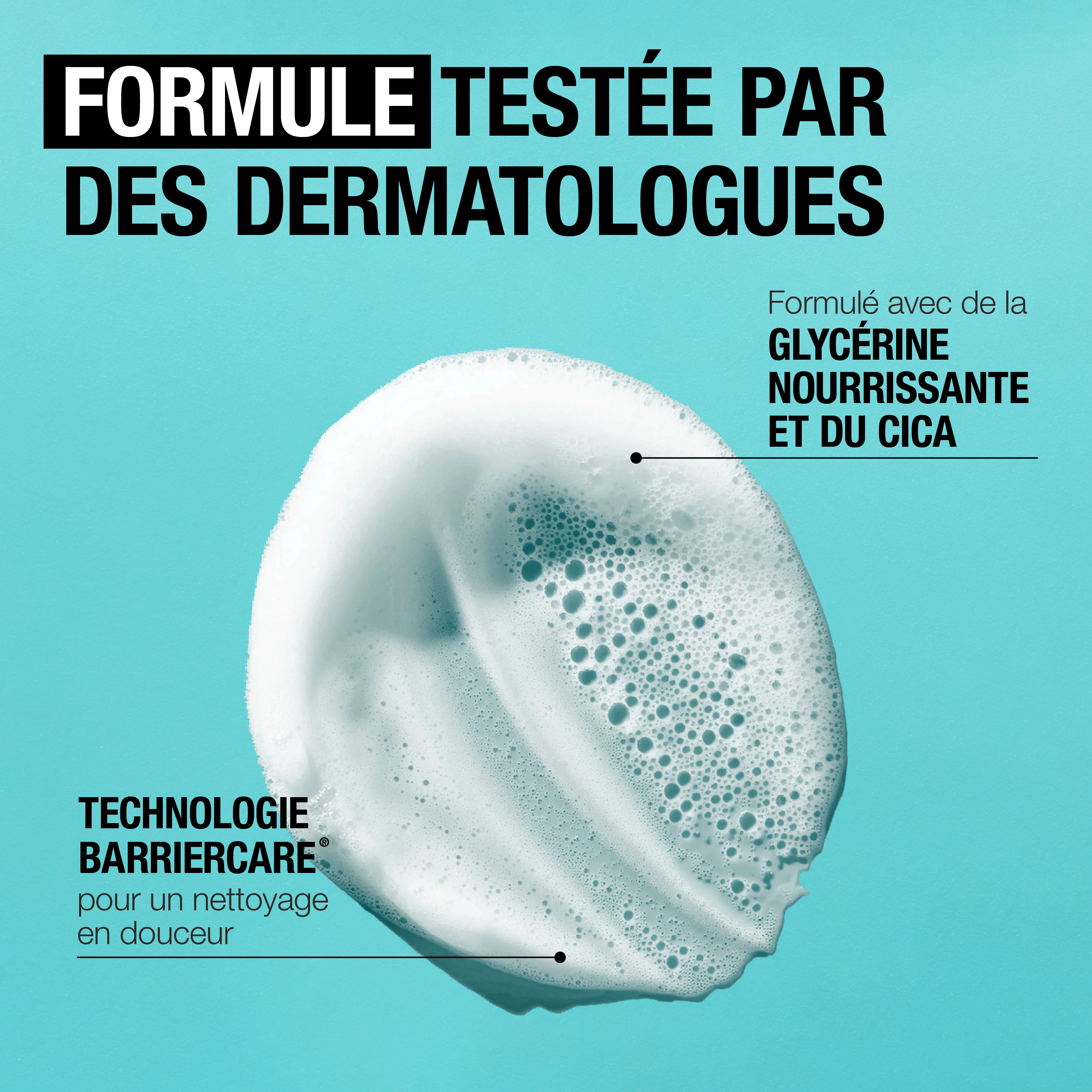 Trace du nettoyant pour le visage sur fond bleu.