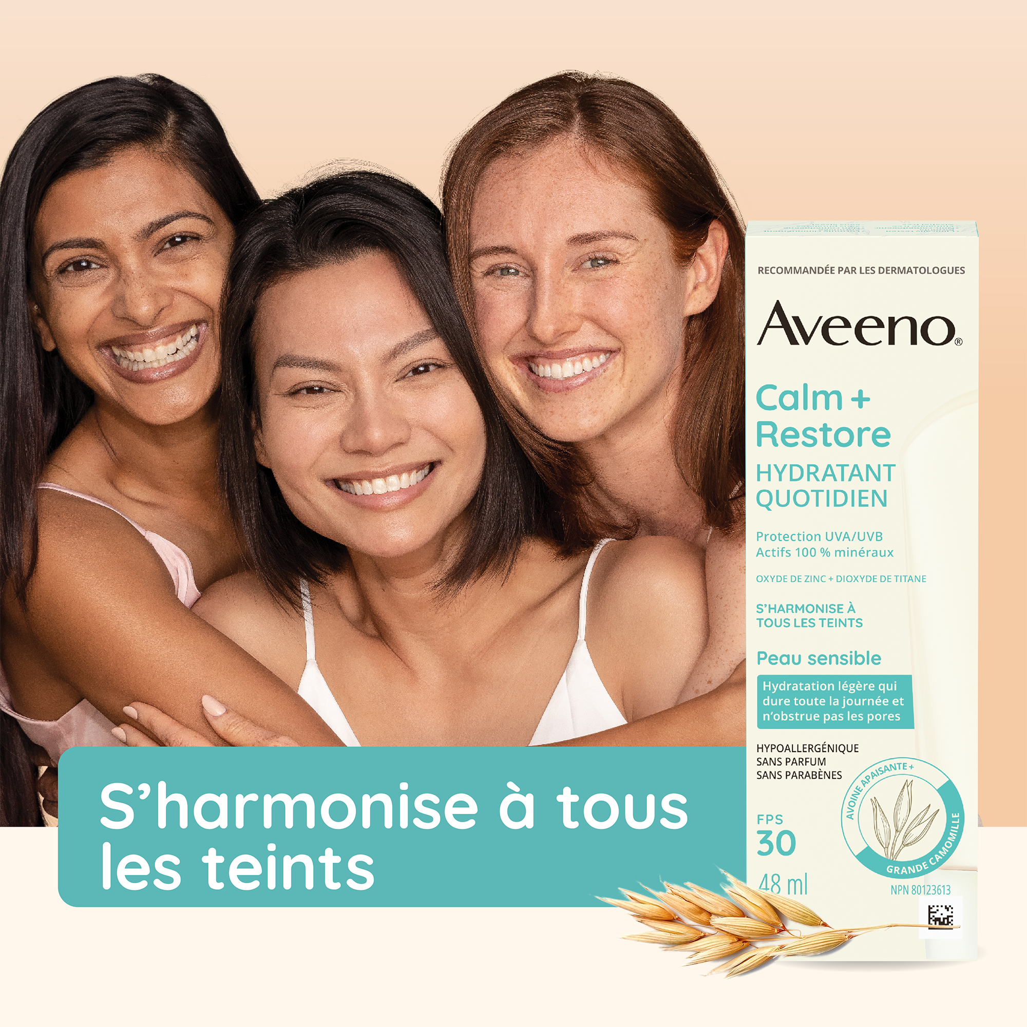 Trois femmes souriantes de diverses cultures qui se font un câlin