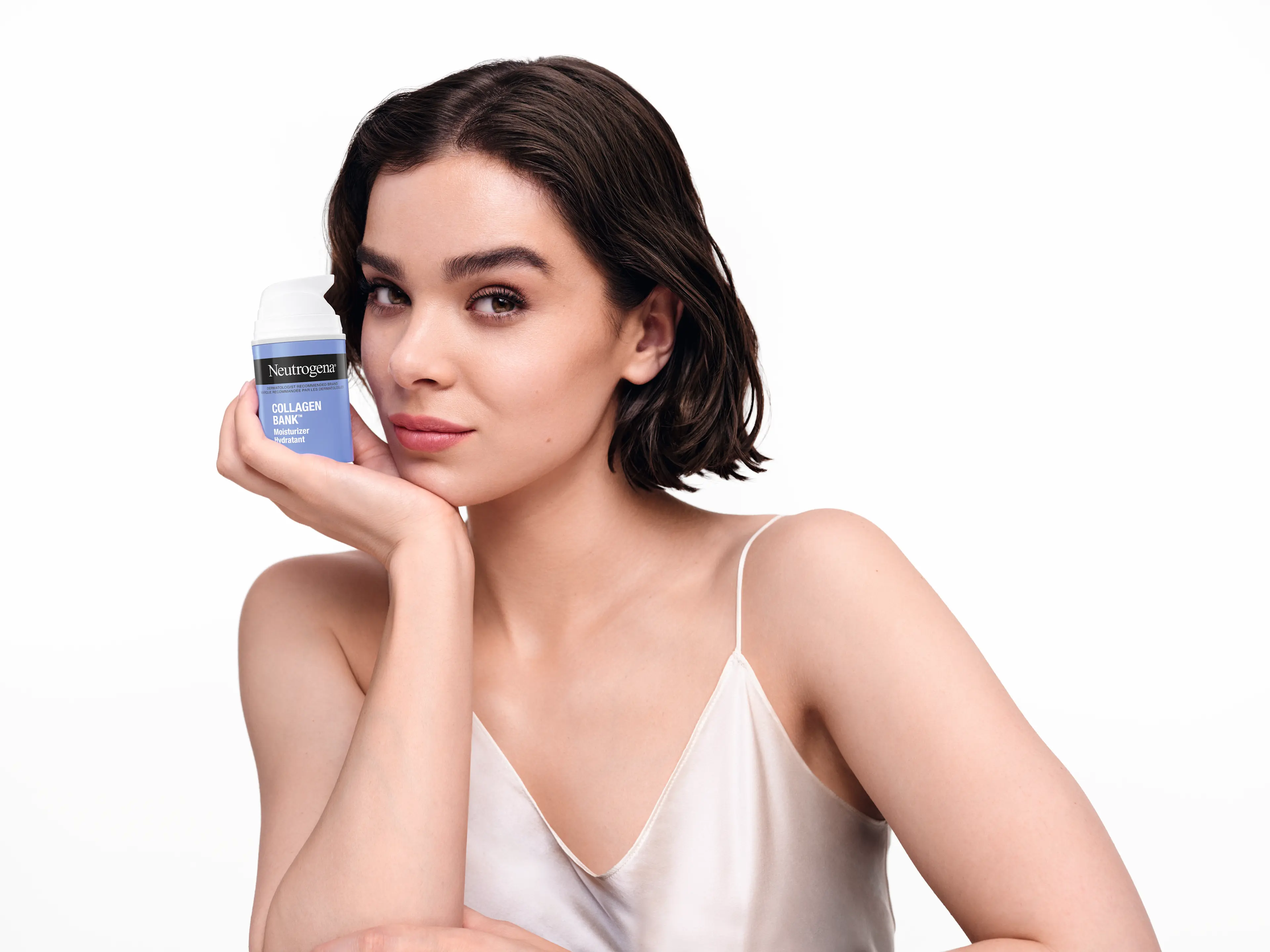 Tate McRae appliquant la crème hydratante NEUTROGENA® sur son visage