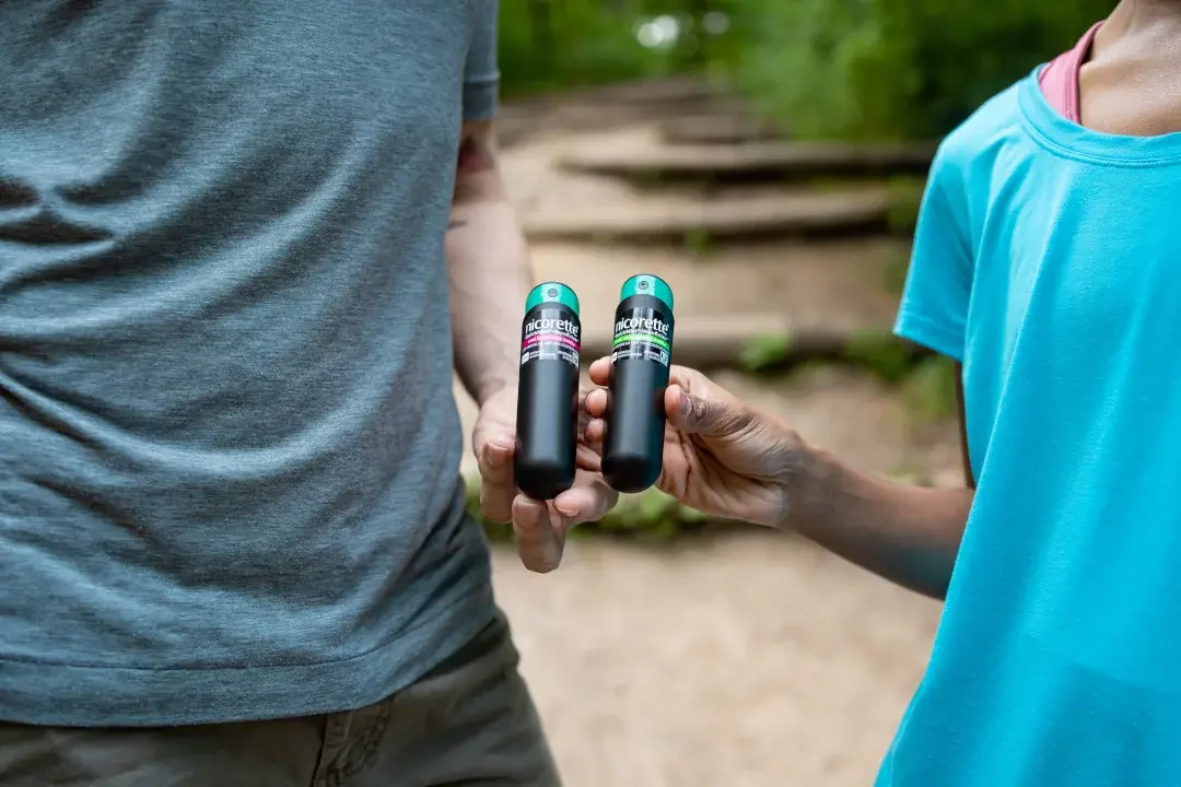 Deux personnes tenant chacune un vaporisateur de nicotine NICORETTE VapoÉclair