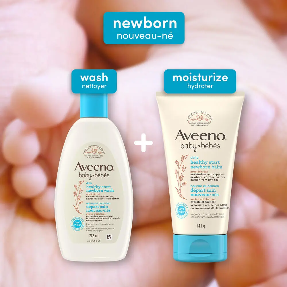 Photo de face du nettoyant et du baume Départ sain pour nouveau-nés Aveeno® Bébés et gros plan du pied d’un bébé dans la paume d’un parent en arrière-plan