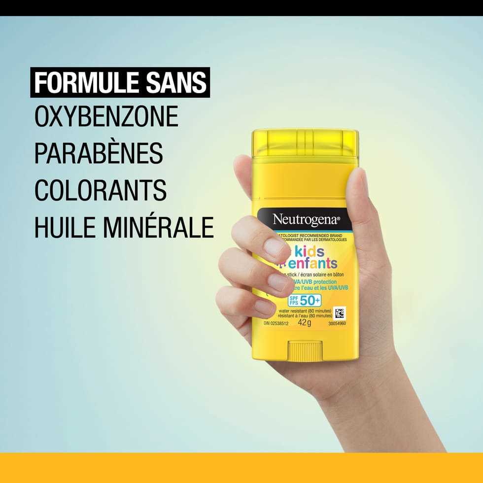 Quelqu’un tenant l’Écran solaire en bâton pour enfants Neutrogena®, FPS 50+