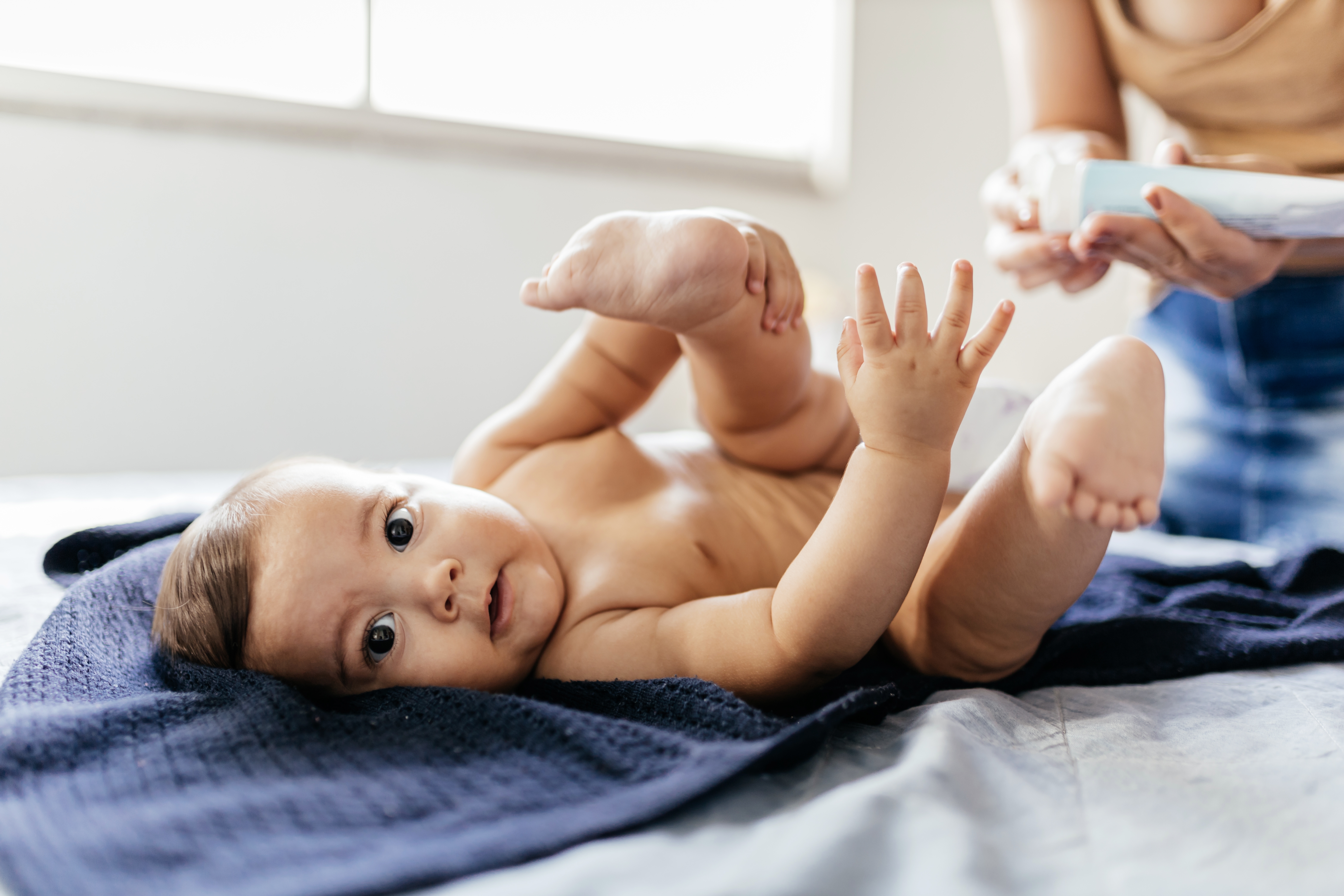Une mère change la couche de son bébé 
