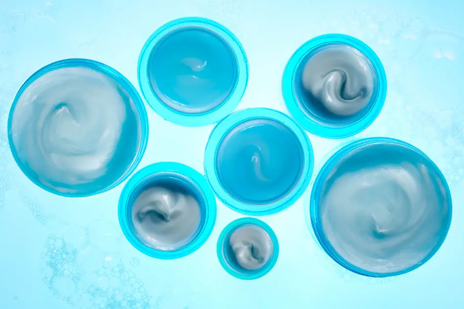 Bannière illustrant des pots de crème pour le visage Neutrogena