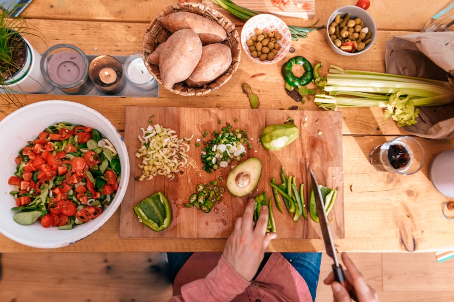 Une personne coupant des légumes