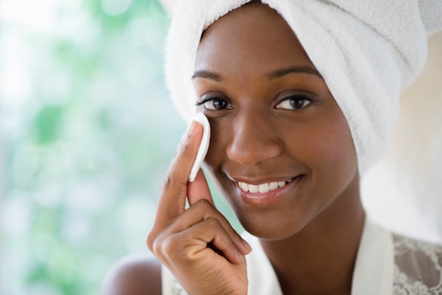 Woman removing her Makeup with NEUTROGENA® makeup remover