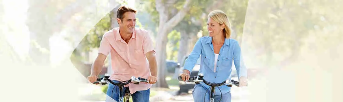 Un couple fait du vélo ensemble avec bonheur 