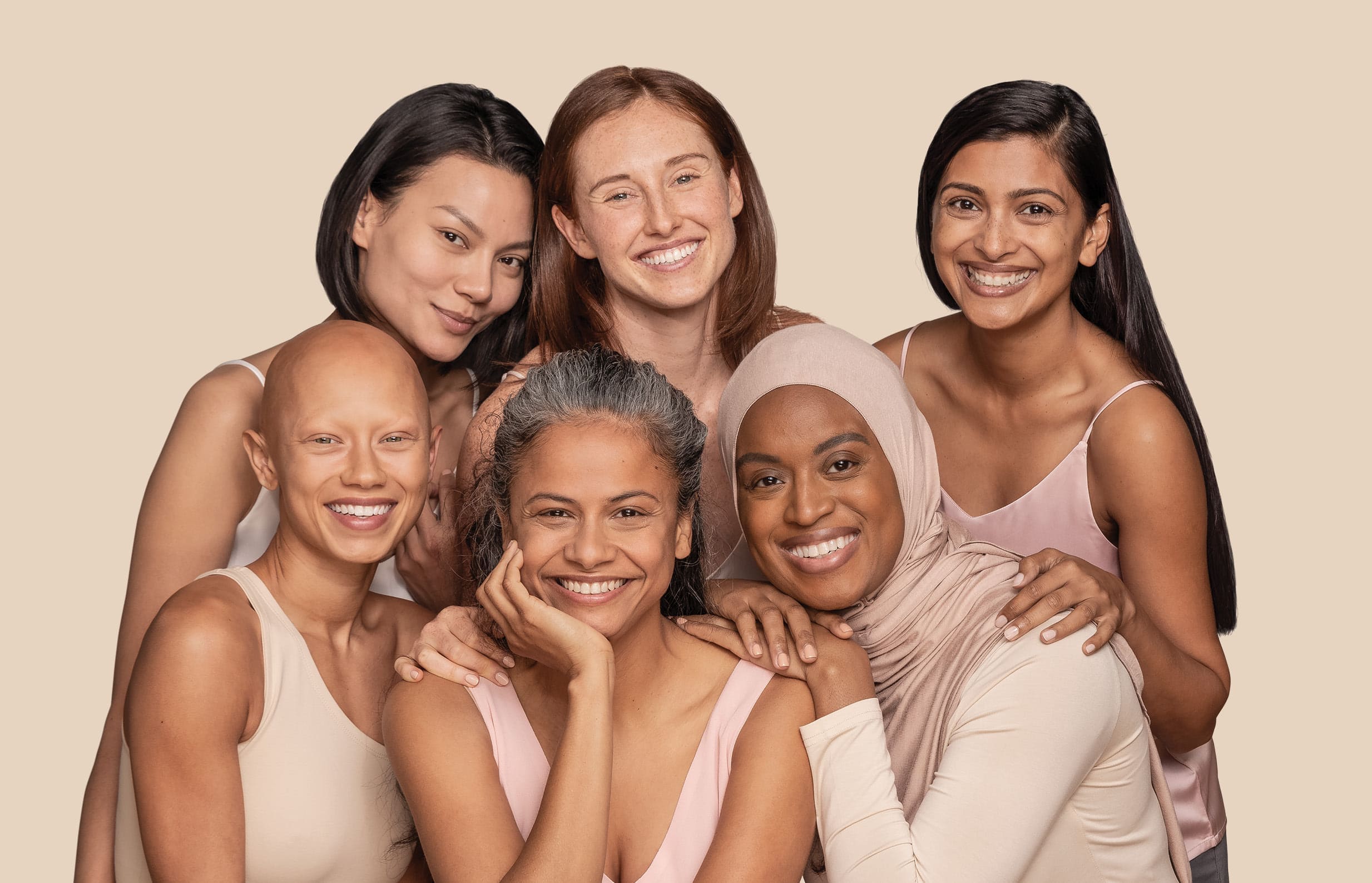 Trois femmes d'ethnies différentes assises et trois autres femmes souriantes debout derrière elles.