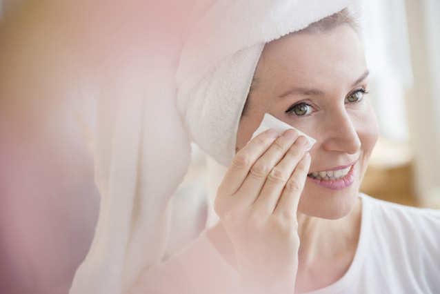 Femme qui applique le tonifiant pour le visage NEUTROGENA®