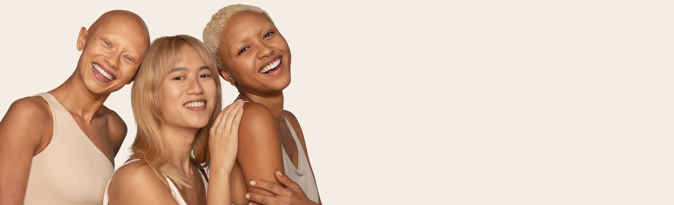 3 femmes souriantes debout près l'une de l'autre