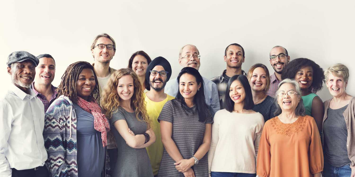 Groupe de personnes de cultures variées qui sourient.