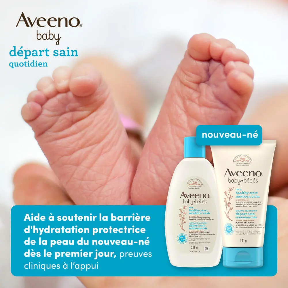 Photo de face du nettoyant et du baume Départ sain pour nouveau-nés Aveeno® Bébés, avec les pieds d’un nouveau-né en arrière-plan