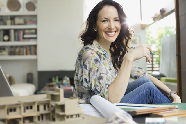 Femme souriante près de la fenêtre