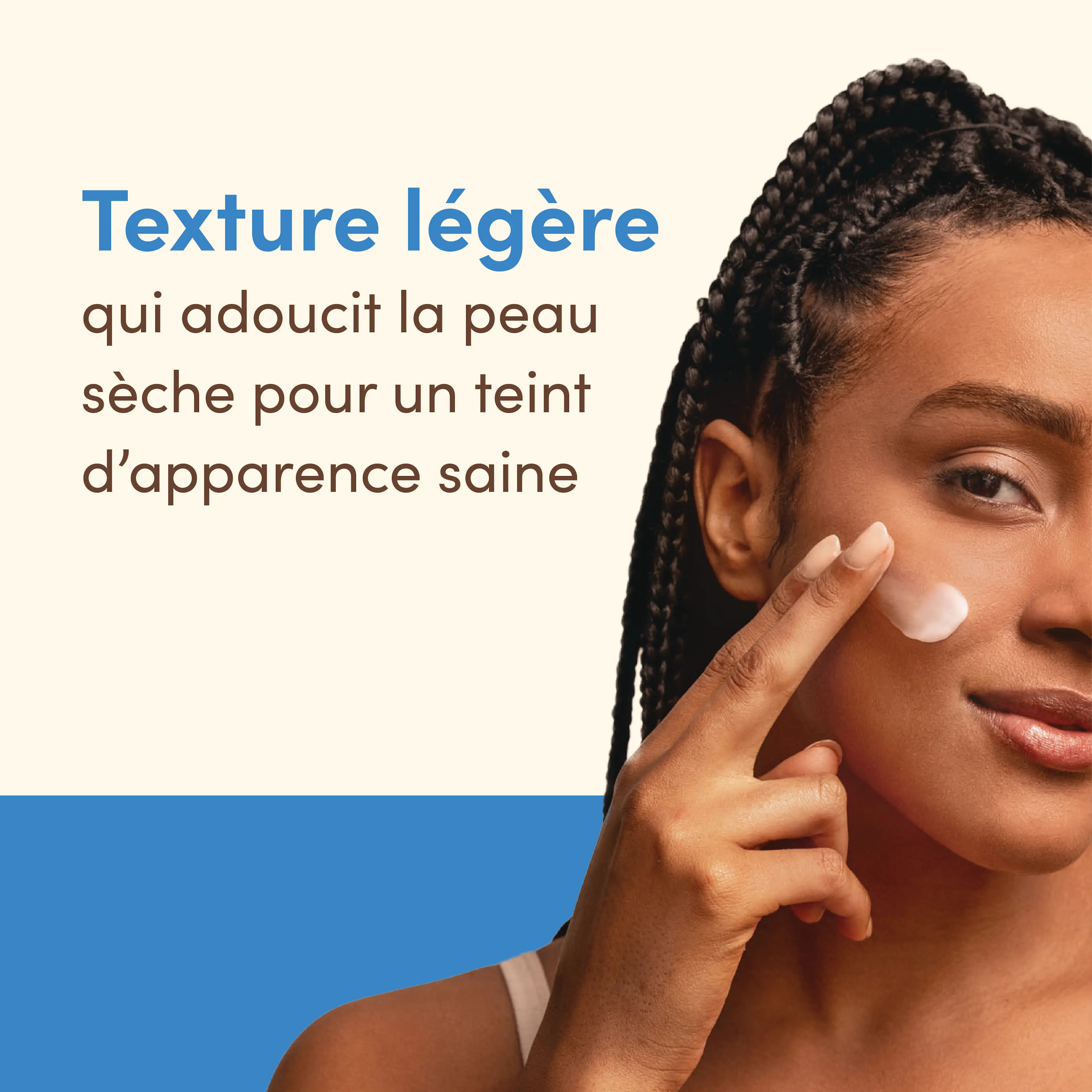 Une jeune femme appliquant une lotion pour le visage sur son visage