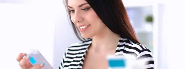 Femme au comptoir beauté examinant des produits NEUTROGENA®