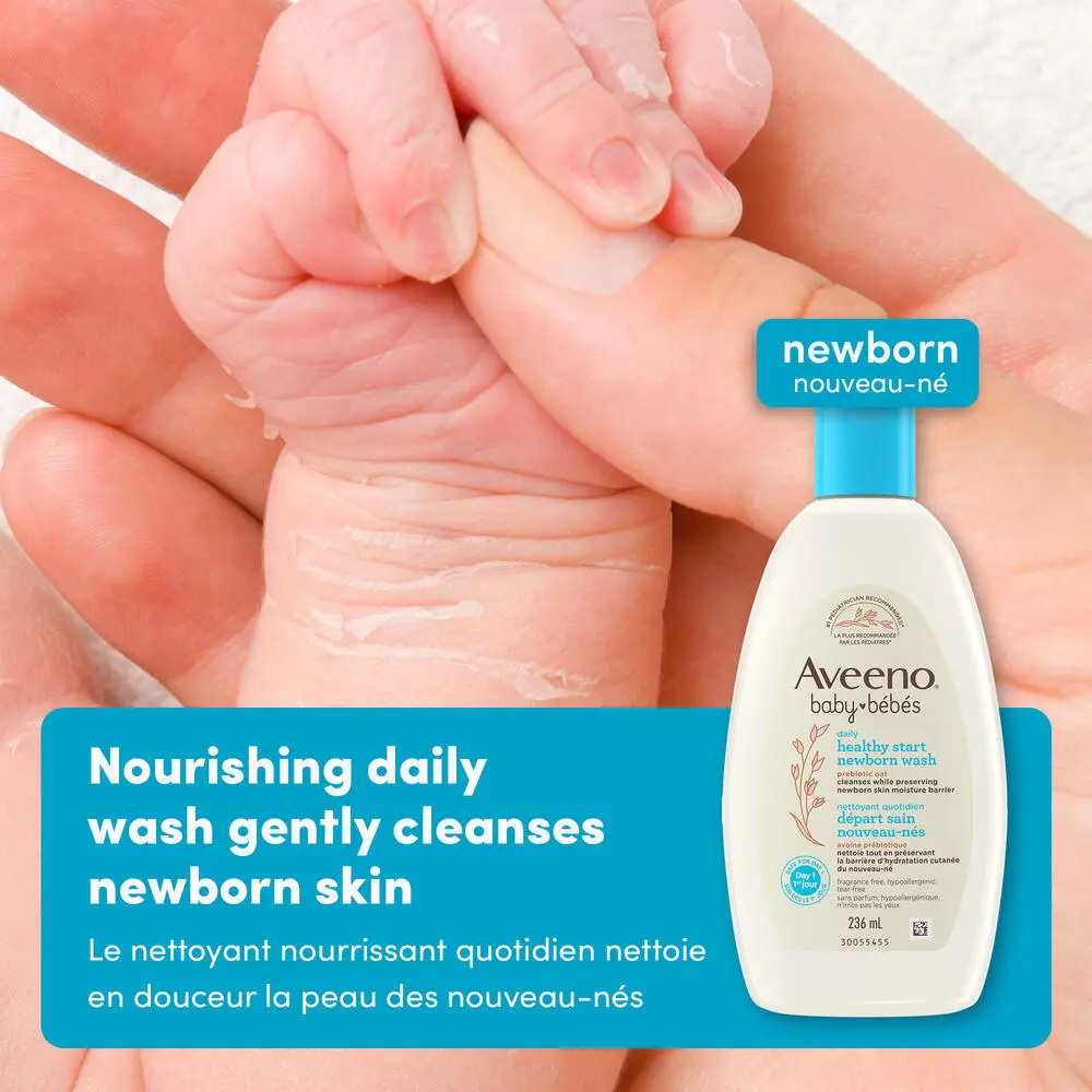 Photo de face d’un flacon compressible de nettoyant Départ sain pour nouveau-nés Aveeno® Bébés, 236 ml, avec la main d’un bébé tenant la main de sa mère en arrière-plan