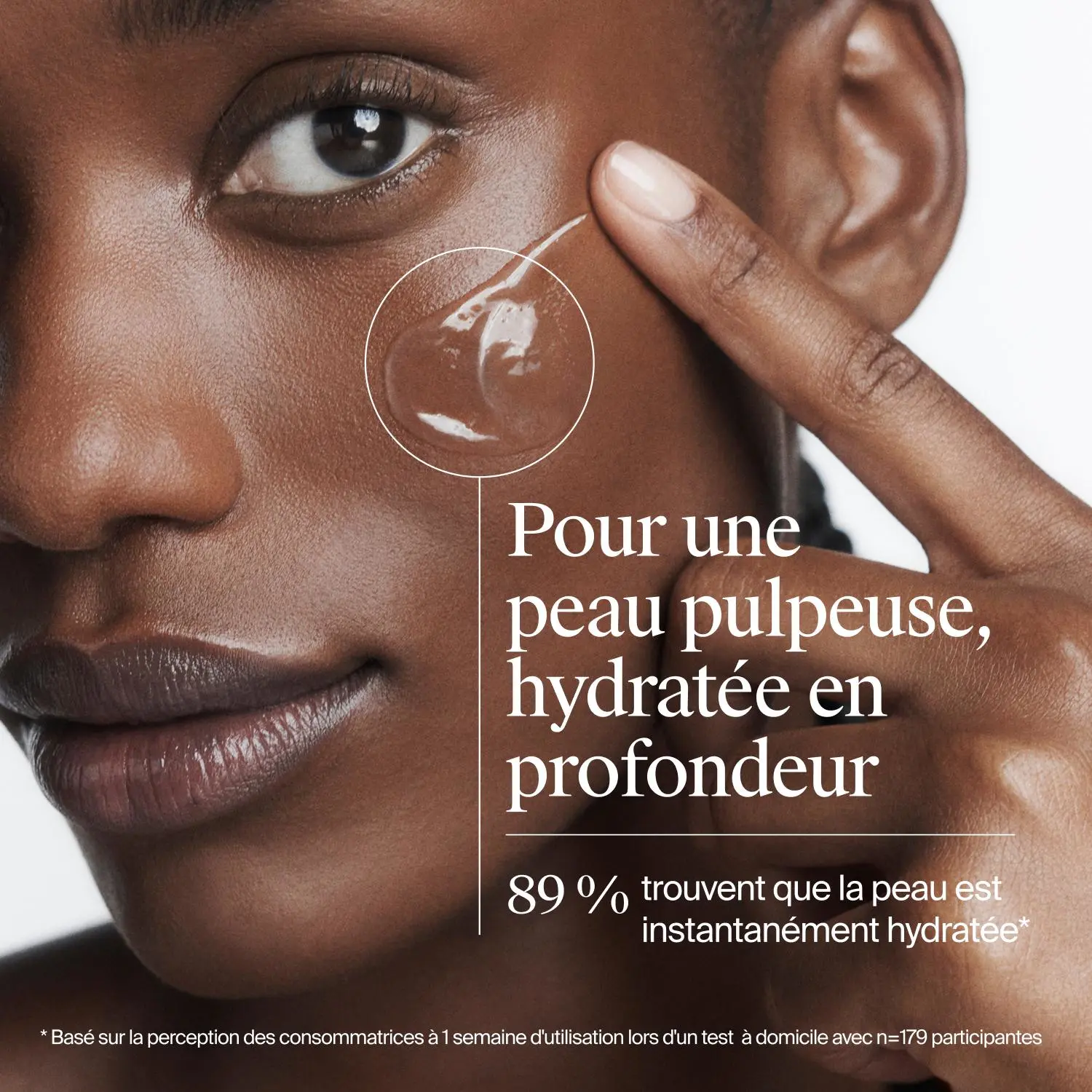 Jeune femme s’appliquant du gel-crème Neutrogena Hydro Boost sur la joue gauche pour une hydratation en profondeur