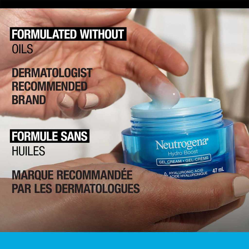 Image montrant une main qui tient le pot de gel-crème NEUTROGENA® Hydro Boost et une autre main avec le produit sur le bout du doigt. 