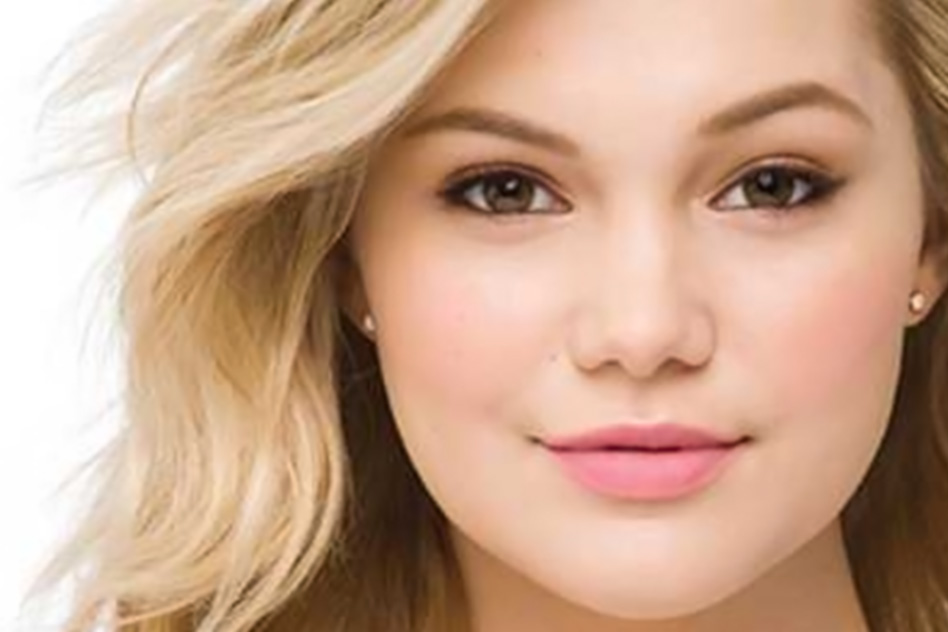 Olivia Holt pour les produits de soins du corps pour peau sensible de NEUTROGENA® 