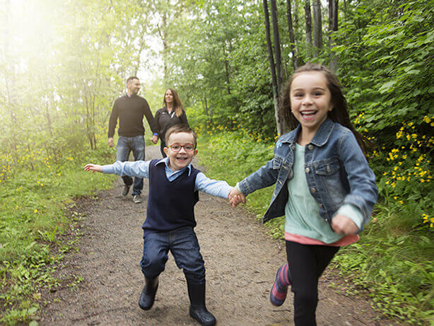 Une famille s’amusant dehors