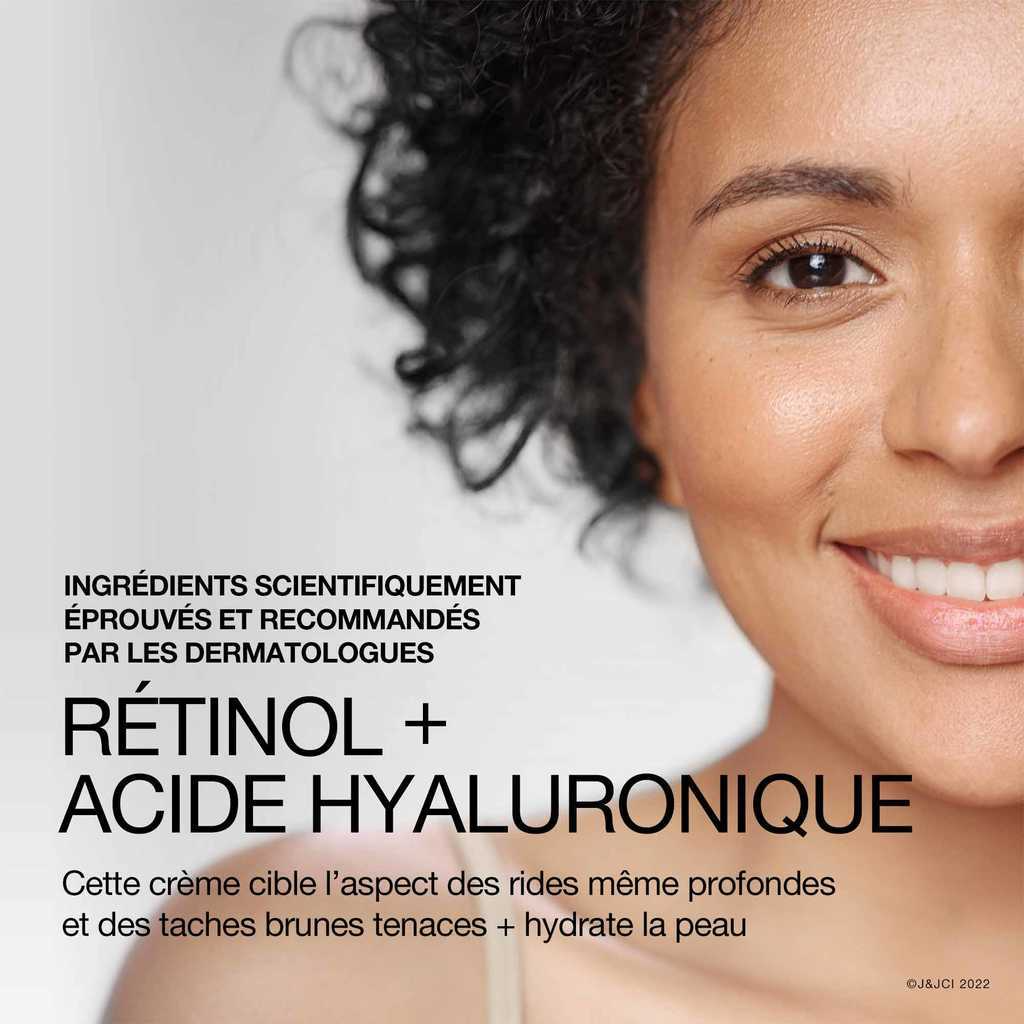 Femme qui sourit et texte disant «Ingrédients scientifiquement éprouvés et recommandés par les dermatologues : rétinol et acide hyaluronique»