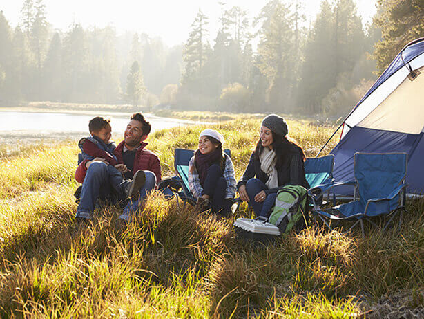 Une famille en voyage de camping