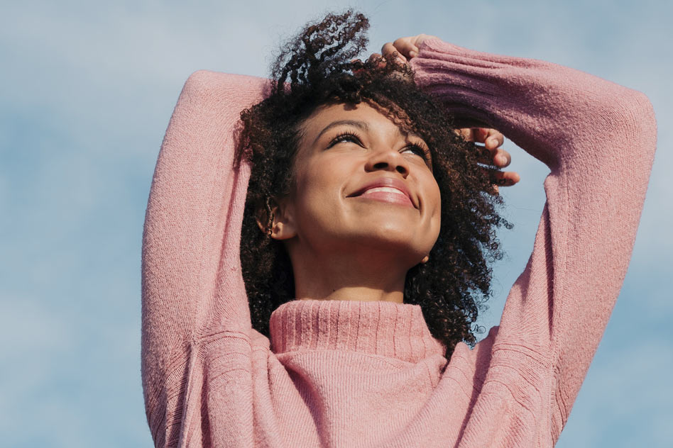 Femme appréciant notre planète grâce aux efforts de durabilité de Neutrogena