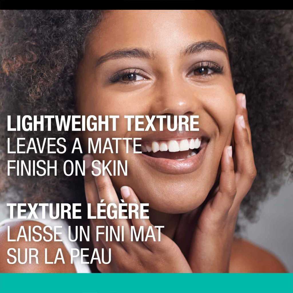  Photo d'une jeune femme se touchant le visage tout en souriant, avec la revendication  « Texture légère, laisse un fini mat sur la peau ».