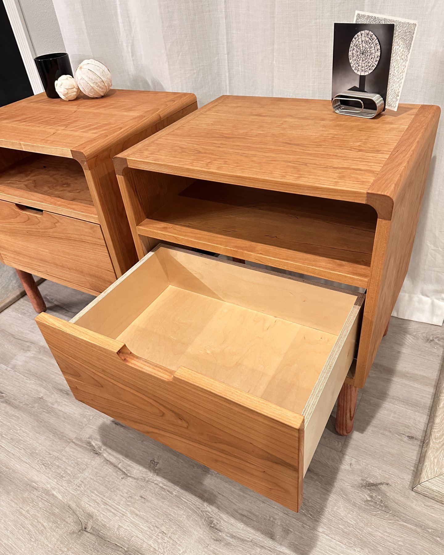 Set of 2 Cherry Nightstand /w Top Shelf - Undermount Slides