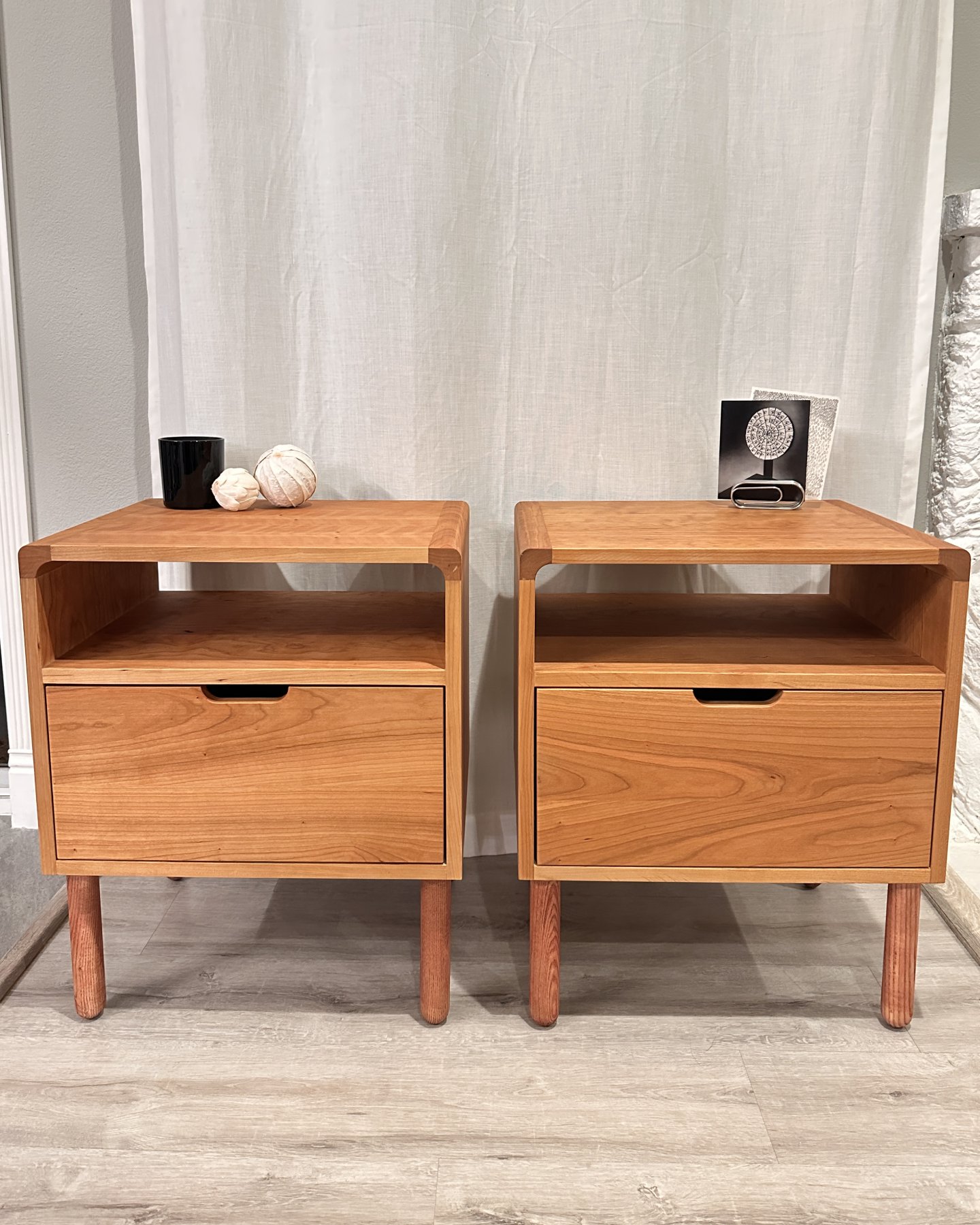 Set of 2 Cherry Nightstand /w Top Shelf