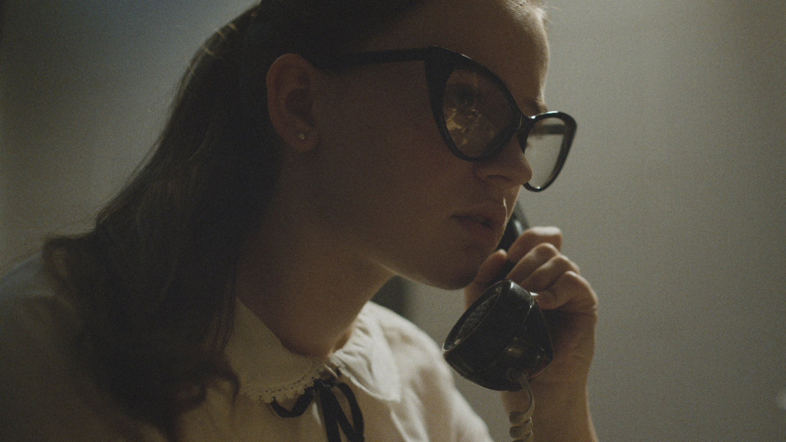 The Vast of Night Delivers Grandeur Modestly and Efficiently