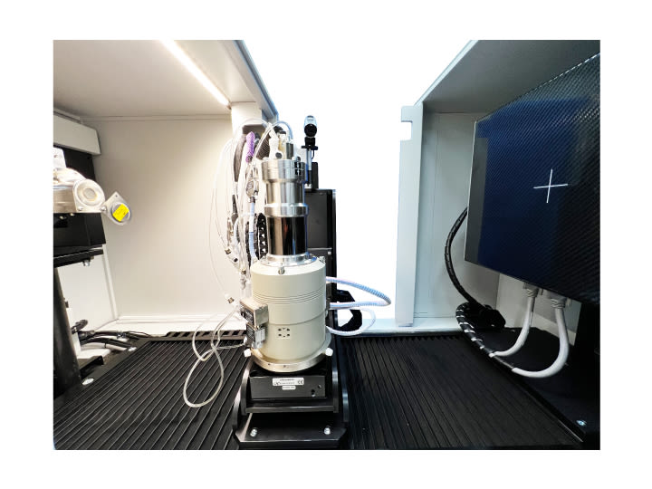 Thanks to our flexible design, we have created a spacious sample chamber in a system with minimal space requirements. This image shows the integration of a test unit for carrying out in-situ tests.
