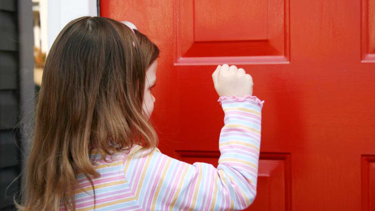 Officer Helps Little Girl And Her Family After She Goes Door-To-Door ...