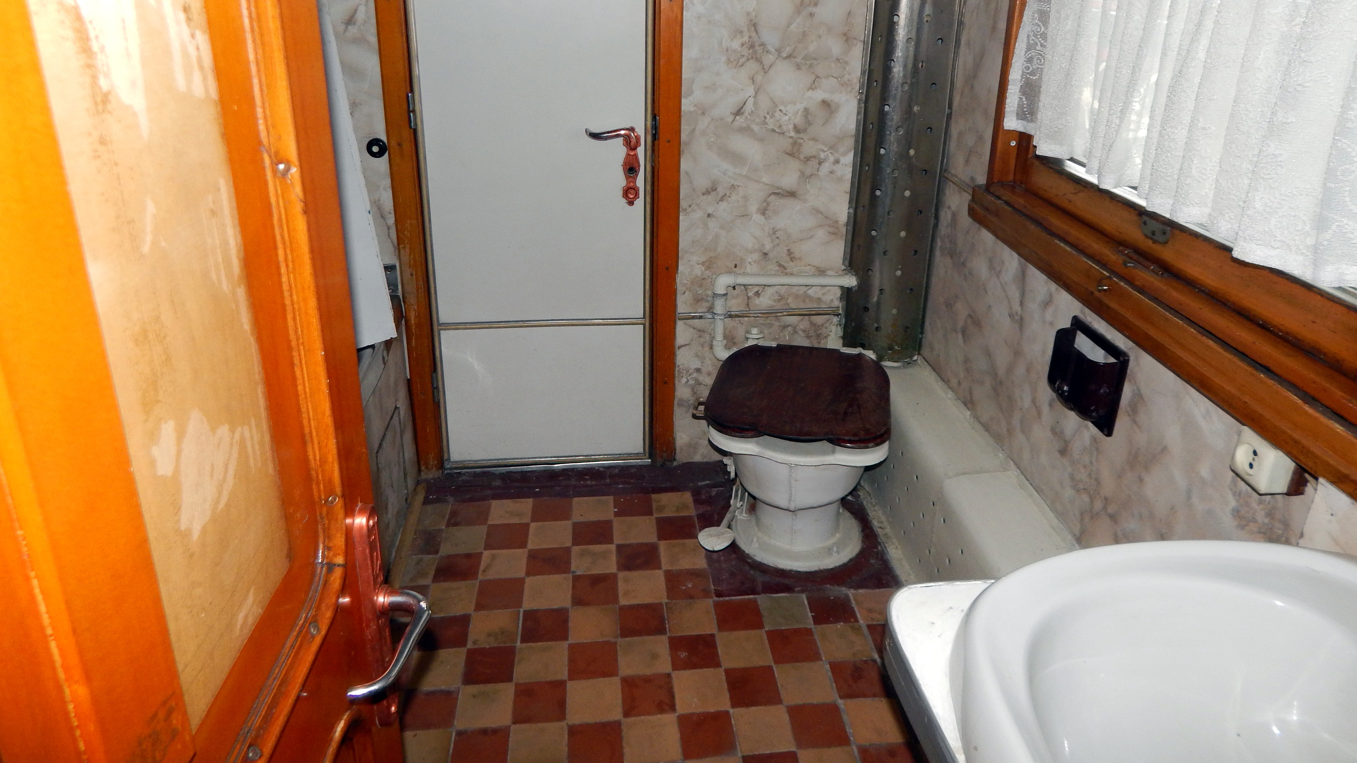 Immaculée Ilibagiza, A Rwandan Genocide Survivor, Hid In A Bathroom For ...