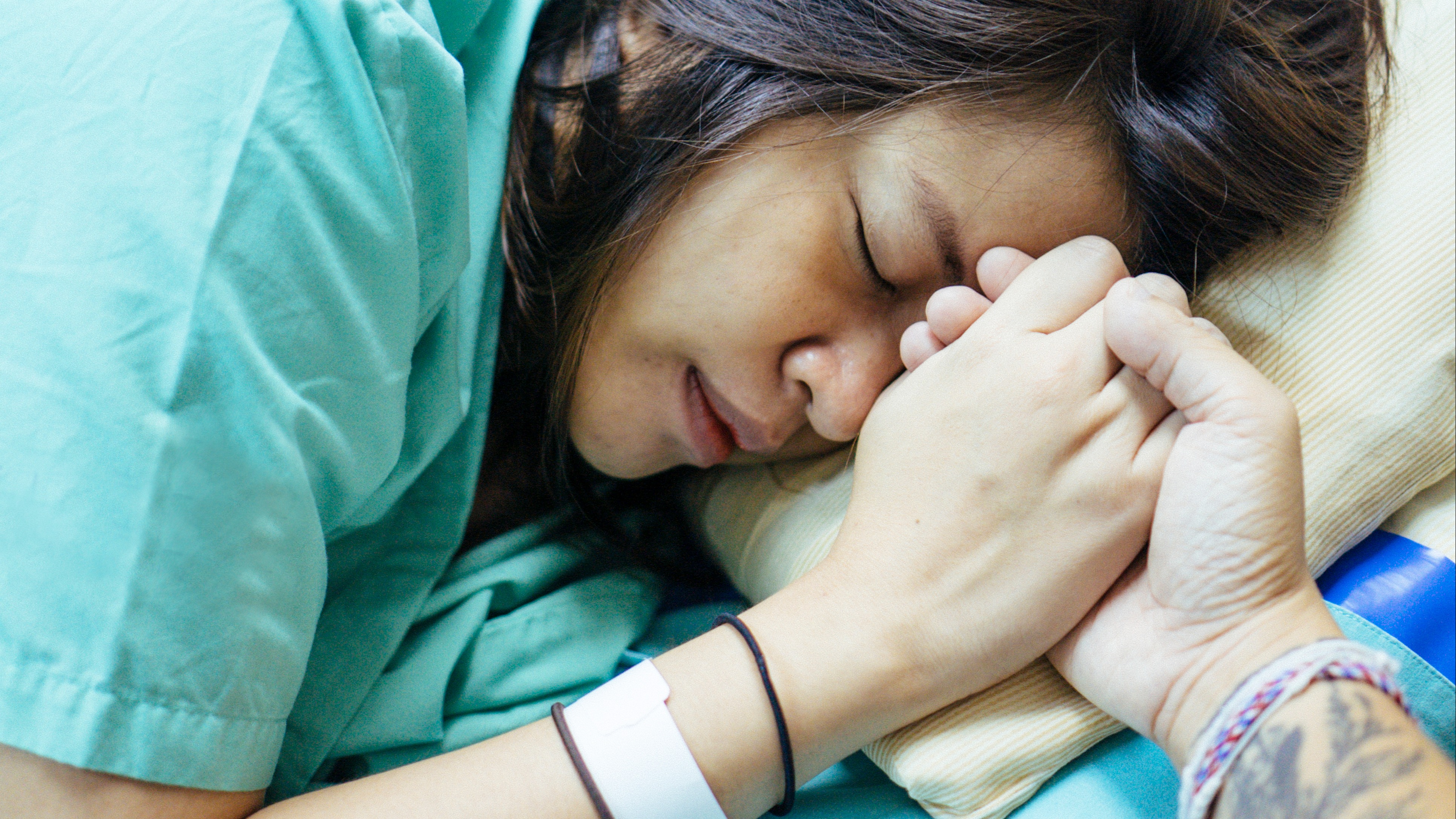 She Started Turning Blue And Was Pronounced Dead During Childbirth But Her Husband Prayed
