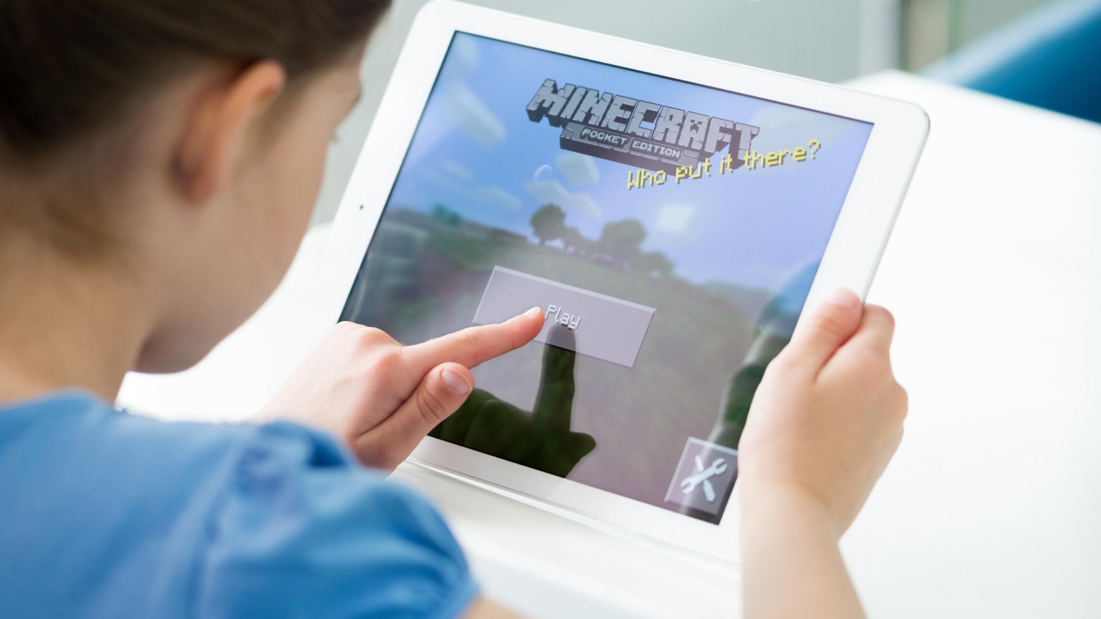 Pregnant Mom Balks When Her Husband Suggests Minecraft-Themed Names For Their Twins