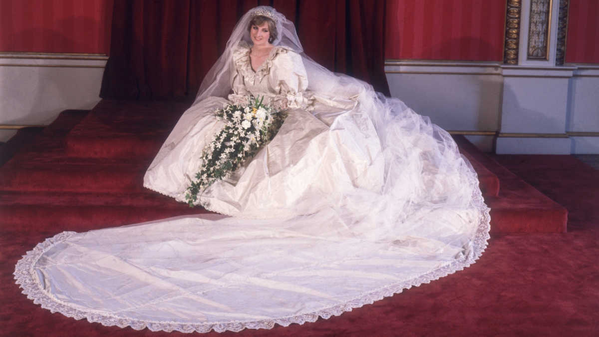Princess Diana's Iconic Wedding Dress Will Be Displayed Starting In ...