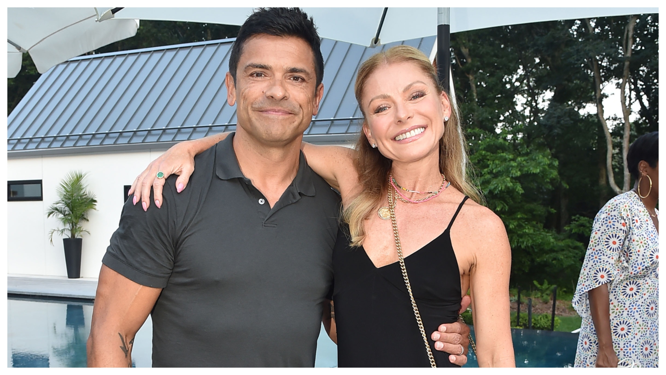 Kelly Ripa Says She And Mark Consuelos Solve Problems By Getting It On(02)