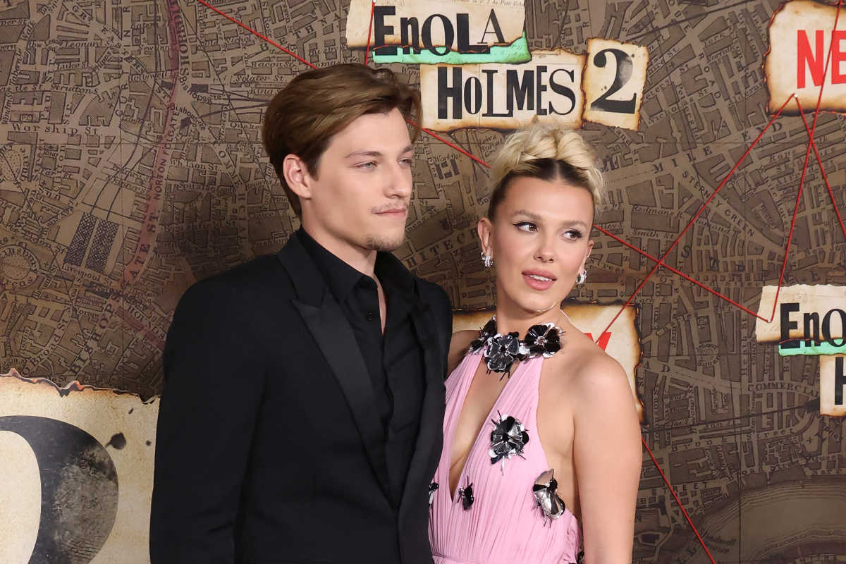 Millie Bobby Brown Brings Leading Lady Attitude and Boyfriend to 'Enola  Holmes 2' Premiere