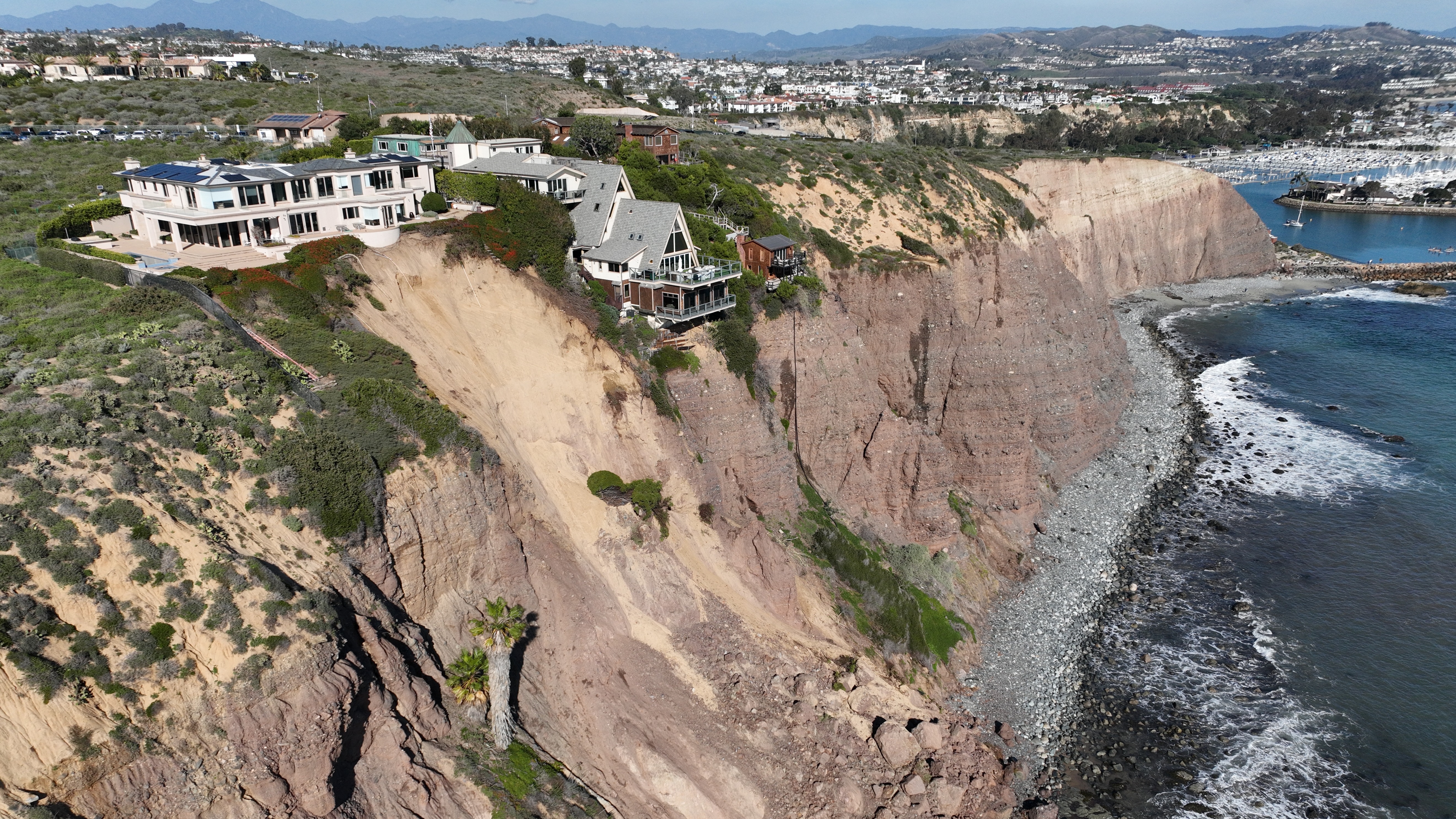 Landslide Leaves Several Homes Close To The Edge Of Cliff In California ...