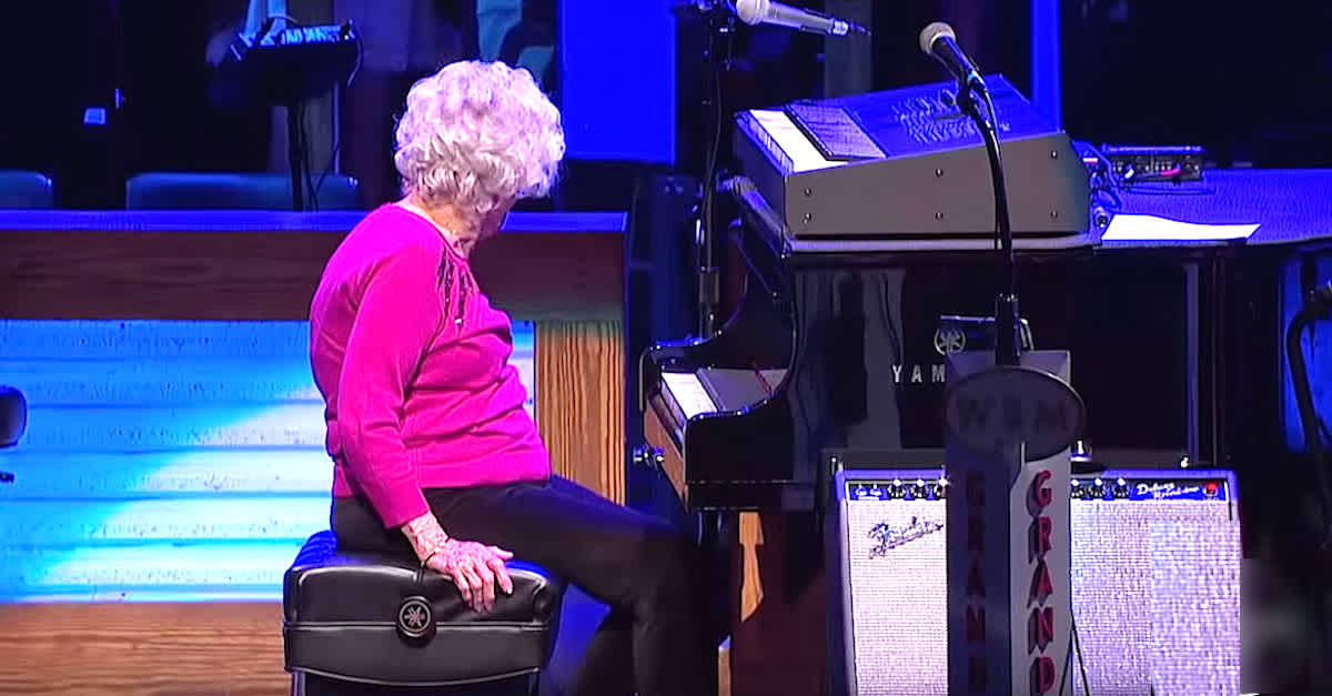 98 Year Old Granny Interrupts Country Singers Performance But No One 