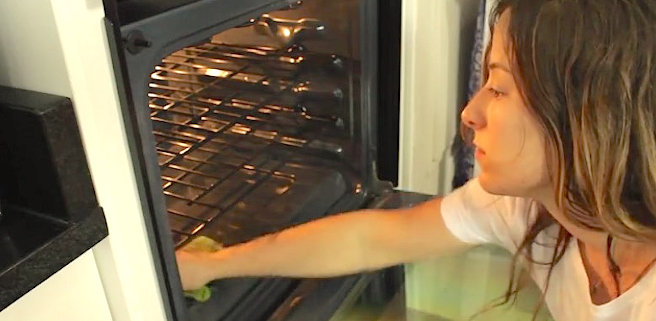 She Dumps Baking Soda Into Water Seconds Later The PERFECT Cleaning   Ovenhome 